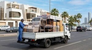 فريق عمل محترف يقوم بتغليف ونقل الأثاث بعناية فائقة ضمن خدمات نقل عفش الشرقية بالطائف لضمان حماية الممتلكات ووصولها بأمان تام وبدون أي خدوش.